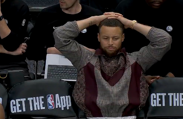 勇士加时赛突现变故 穆迪膝盖重伤离场库里无奈