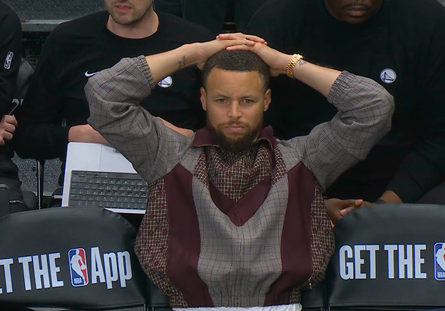 勇士加时赛突现变故 穆迪膝盖重伤离场库里无奈