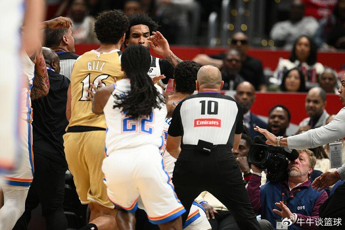 雷霆奇才冲突升级至观众席 裁判3比1判罚引争议