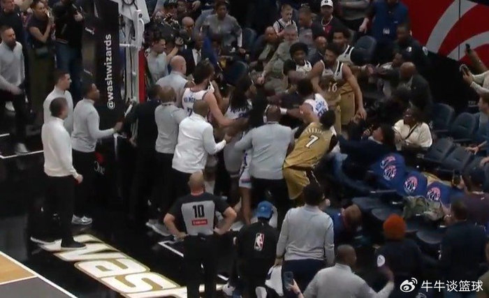 雷霆奇才冲突升级至观众席 裁判3比1判罚引争议