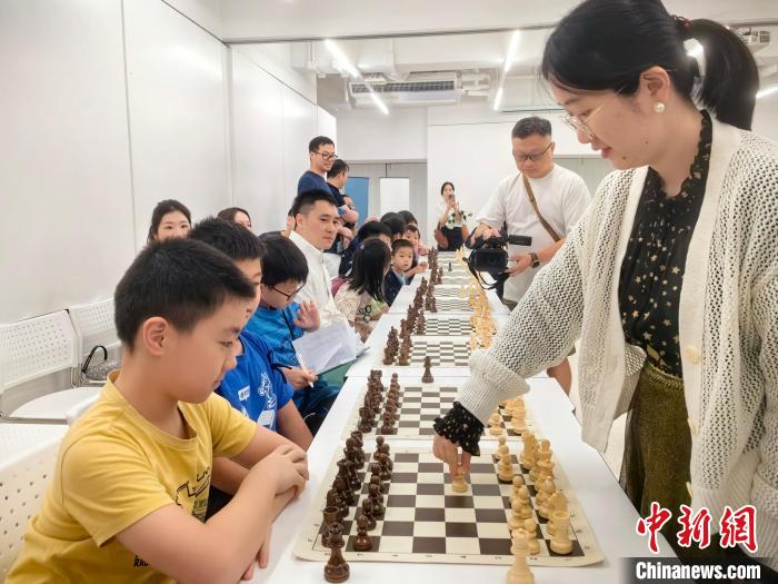 香港“群战前”：30名国际象棋爱好者现场挑战世